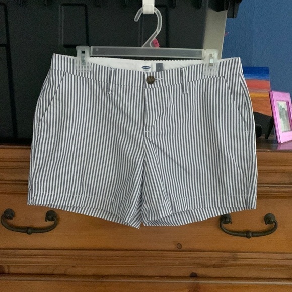 Old Navy size 4 stripped shorts for women - Picture 1 of 3